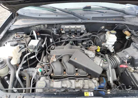 2005 Ford Escape Xlt from USA, damaged, VIN 1FMYU93155KB23106